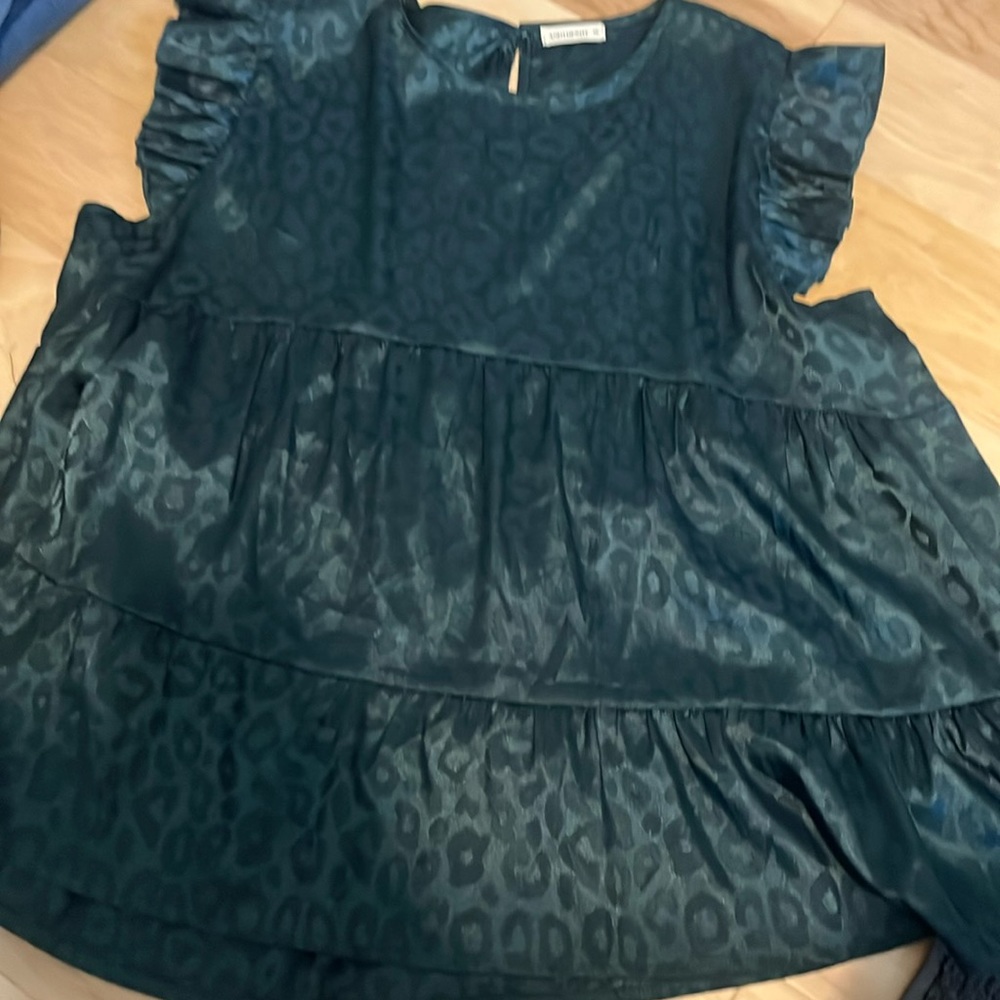 Boutique top green